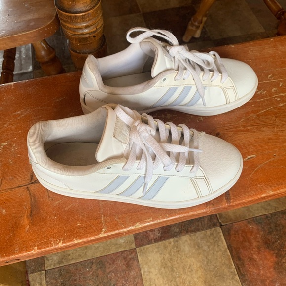 Womens gently used Adidas sneakers - Picture 2 of 5